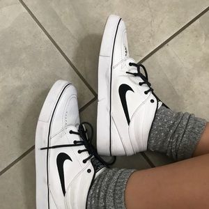Stefan Jenoskis Men’s 9,5 White Nike’s SO CUTE